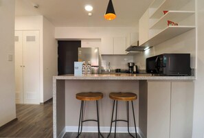 Jääkaappi, mikroaaltouuni, liesi, kahvin-/teenkeitin