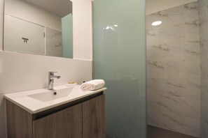 Bruser, hårtørrer, håndklæder