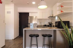 Een koelkast, een magnetron, een kookplaat