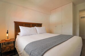 1 makuuhuone, työpöytä, silitysrauta/-lauta, Wi-Fi