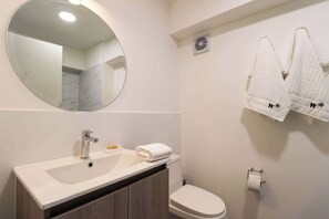 Suihku, hiustenkuivaaja, pyyhkeet