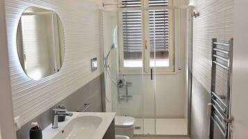 Apartment, Balkon, Stadtblick | Badezimmer | Bidet, HandtĂŒcher, Toilettenpapier