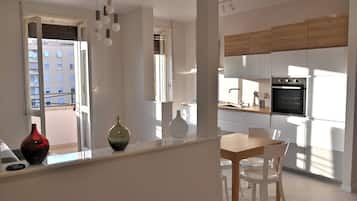 Apartment, Balkon, Stadtblick | Wohnbereich | 32-Zoll-Flachbildfernseher mit Kabelempfang