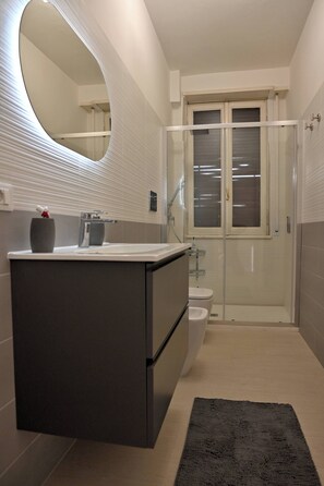 Apartment, Balcony, City View | Bathroom | Bidet, towels, toilet paper - Emerenziana Lovely Apartment (Rome)
