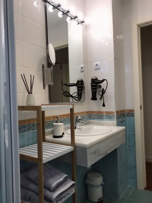 Een douche, een haardroger, een bidet, handdoeken