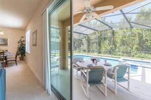 A room with a glass door leading to a pool area. - Luxurious 4-bedroom Apartment With Private Pool in Davenport (Davenport)