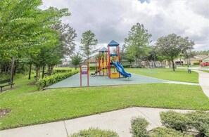 Departamento, 4 habitaciones, balcón, vista al jardín | Área infantil