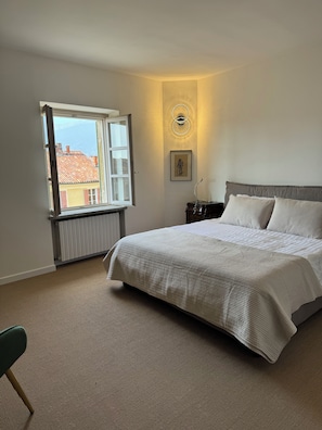 5 quartos, escrivaninha, ferros/tábuas de passar roupa, Wi-Fi