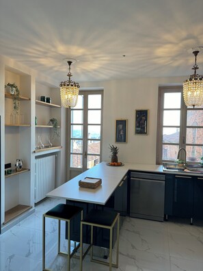 Kühlschrank, Ofen, Herdplatte, Geschirrspüler