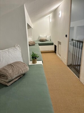 5 slaapkamers, een bureau, een strijkplank/strijkijzer, wifi