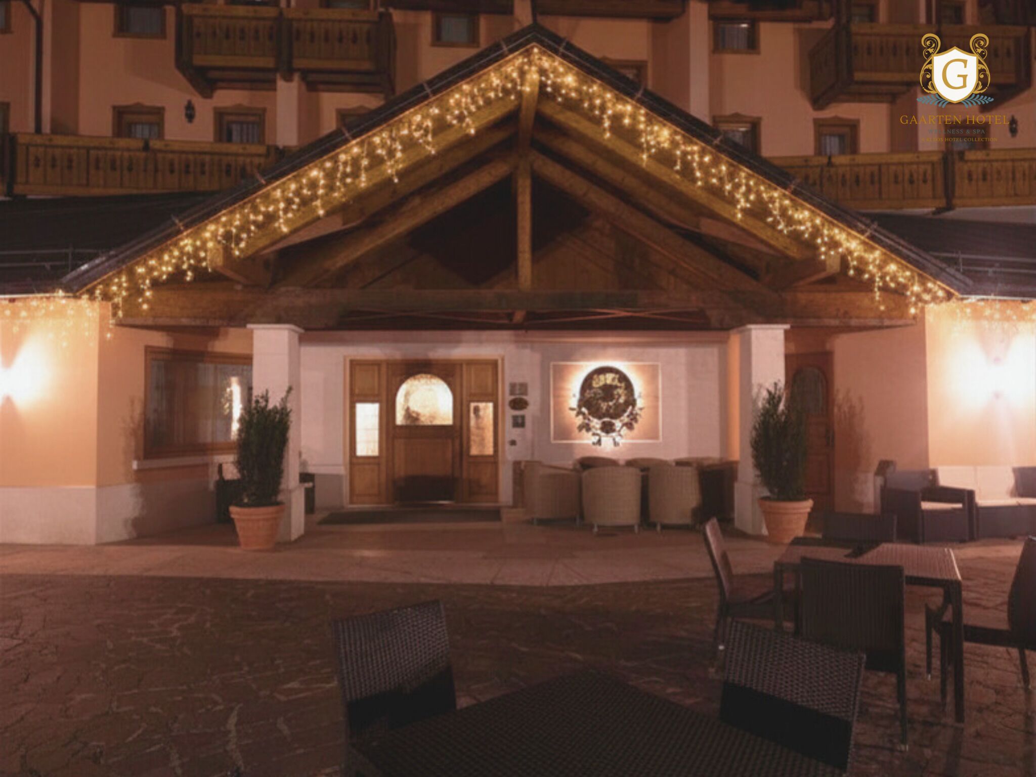 Fachada da propriedade à noite