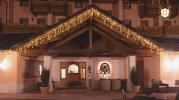 Fachada da propriedade à noite