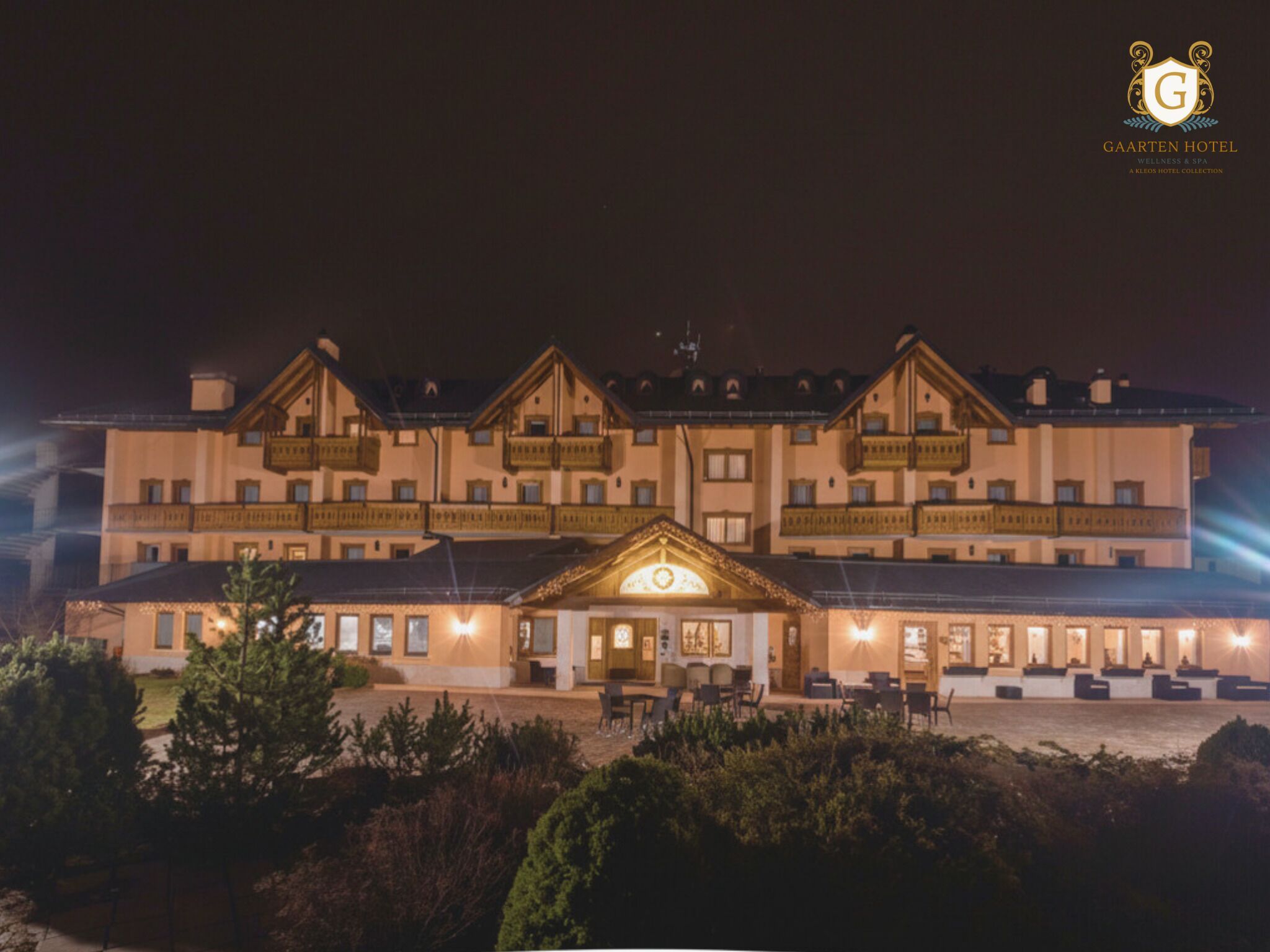 Voorkant accommodatie - avond/nacht