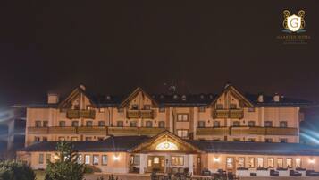 Voorkant accommodatie - avond/nacht