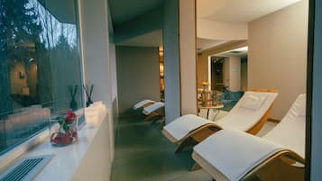 Salas de tratamiento para parejas, un sauna, una bañera de hidromasaje