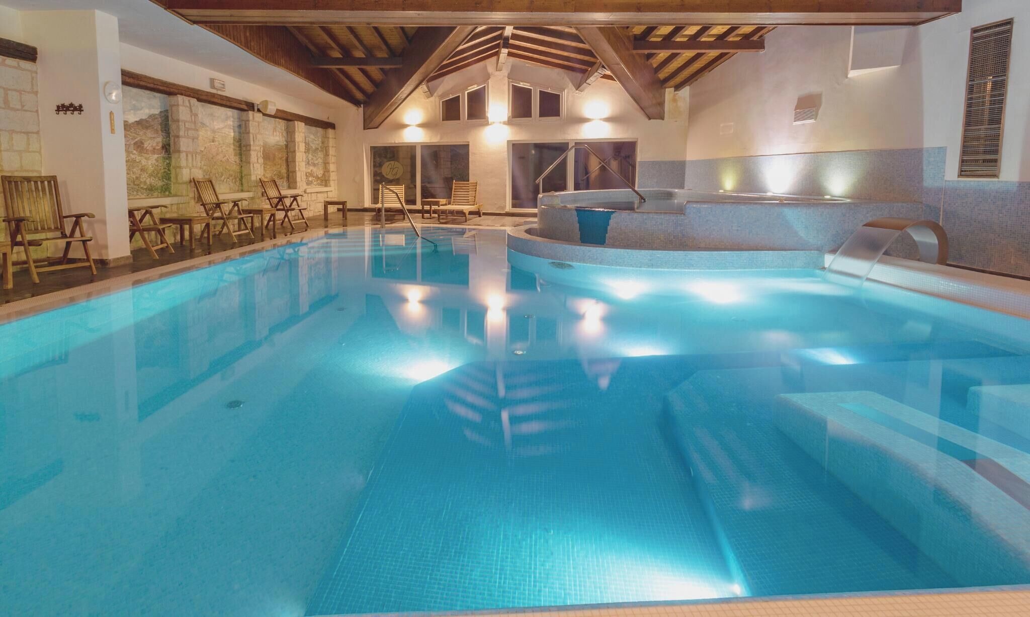 Una piscina cubierta