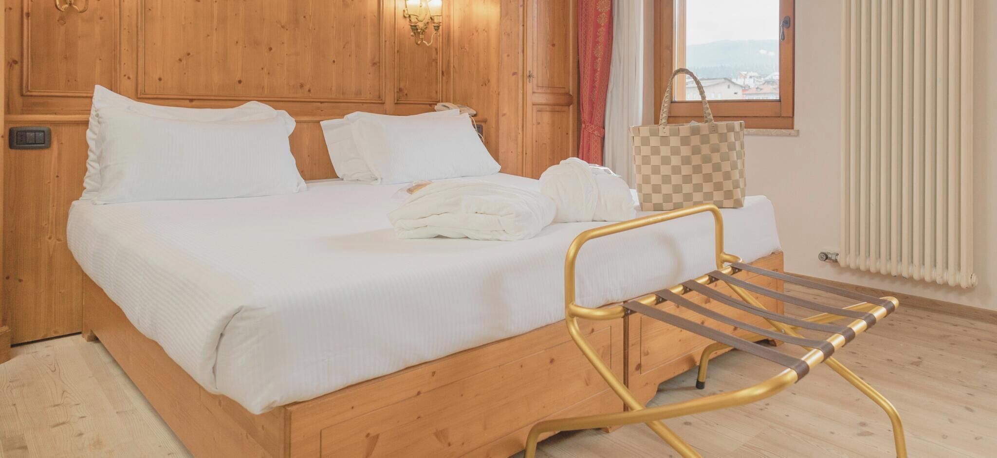 Minibar, desk, laptop workspace, free WiFi
