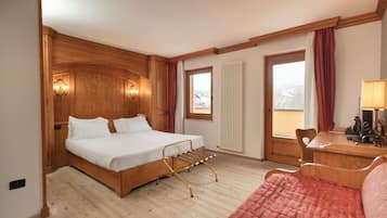 Classic Room | Desk, laptop workspace, free WiFi