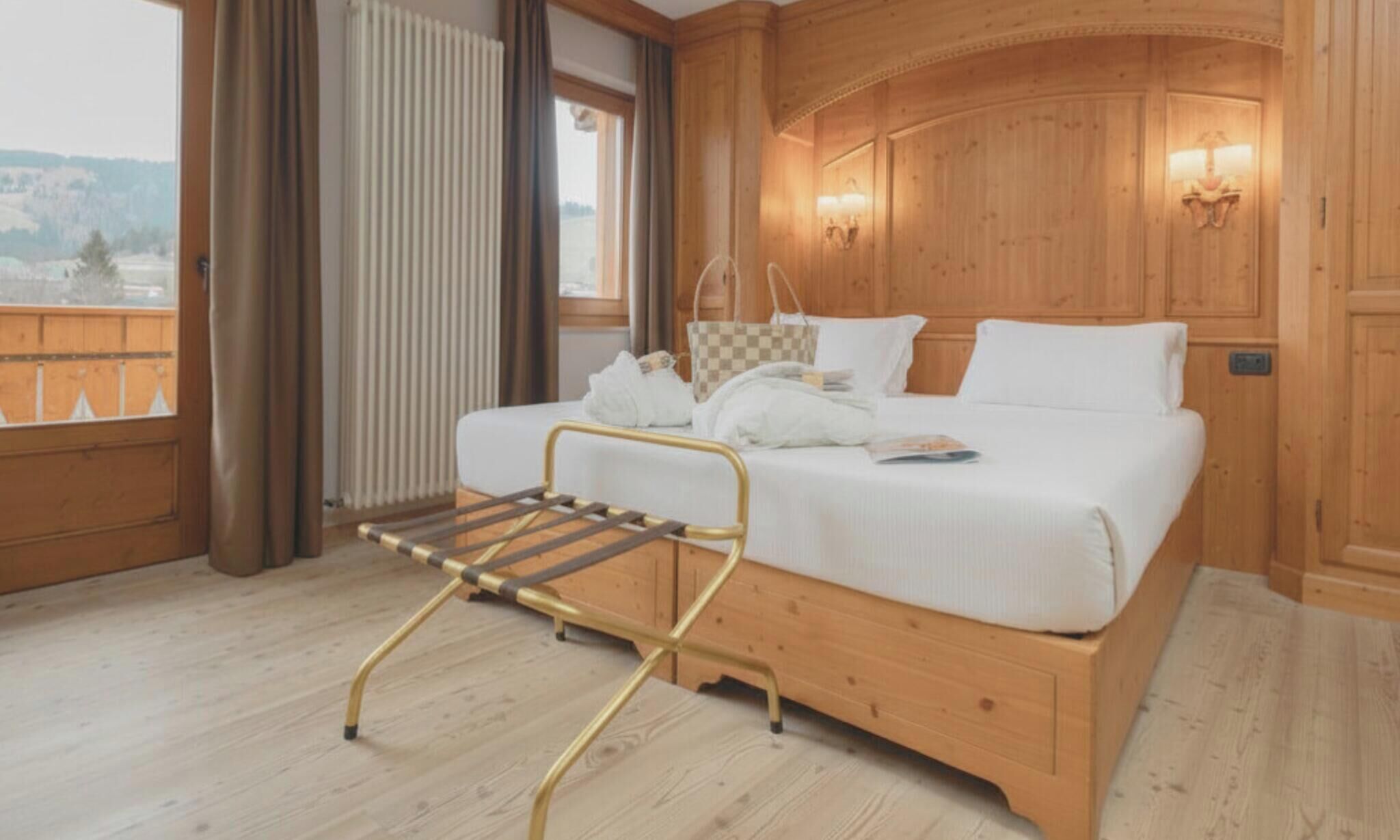 Habitación Deluxe, vistas a la montaña | Minibar, escritorio, espacio para trabajar con un portátil y wifi gratis