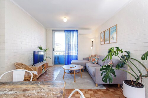 Relax in a central Freo 2-bed with balcony, free parking and everything within walking distance — cafés, beaches and the Rottnest ferry.