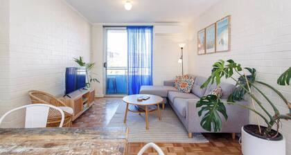 Relax in a central Freo 2-bed with balcony, free parking and everything within walking distance — cafés, beaches and the Rottnest ferry.