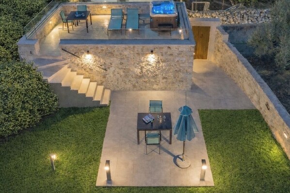 Outdoor dining - Kritiki Spilia - Home & Spa (Prines)