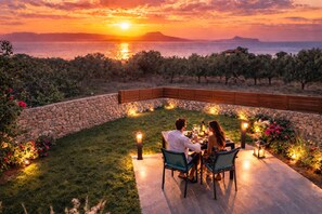 Outdoor dining - Kritiki Spilia - Home & Spa (Prines)