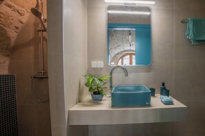 Dusj, hårføner, håndklær og såpe