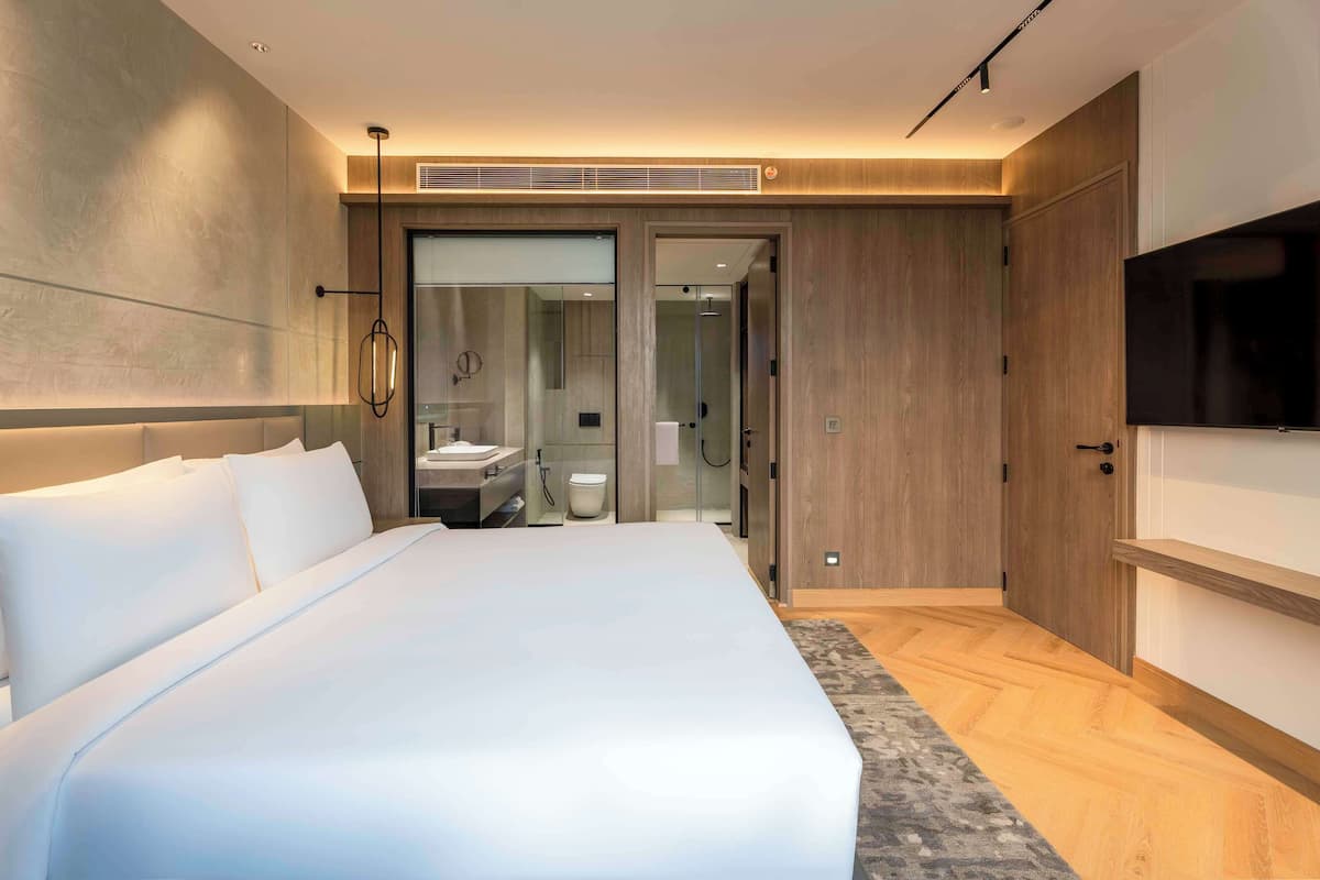 Executive Suite | In-room safe, desk, laptop workspace, blackout curtains