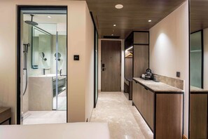 Superior Room | Bathroom | Shower, rainfall showerhead, hair dryer, slippers - Park Inn By Radisson Jalandhar (Jalandhar)