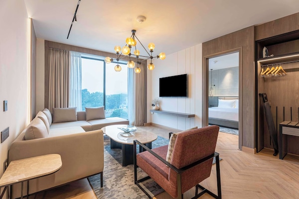 Executive Suite | In-room safe, desk, laptop workspace, blackout drapes