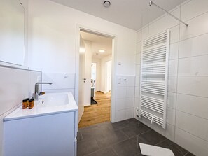 Dusche, Haartrockner, Handtücher