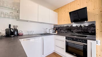 Wasserkocher mit Kaffee-/Teezubehör, Kühlschrank, Ofen, Herdplatte