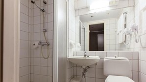 Habitación familiar doble, balcón | Baño | Artículos de higiene personal gratuitos, toallas y jabón
