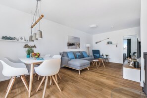 Televisión, chimenea y videoteca 