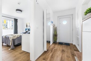 2 habitaciones, tabla de planchar con plancha y cuna de viaje 