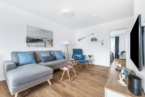 Tv, eldstad och ett filmbibliotek