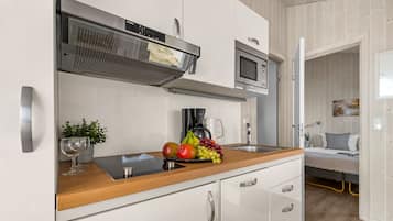 Refrigerador, microondas, placa de cocina, lavavajillas