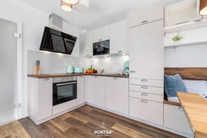 Geladeira, micro-ondas, cooktop, lava-louças