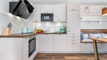 Refrigerador, microondas, placa de cocina, lavavajillas