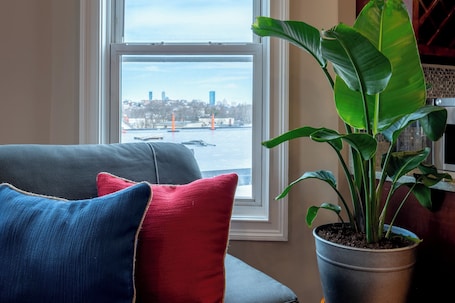 Smart TV. 90- SPRING GETAWAY EARLY BIRD 10% OFF! Boston spacious 4BR apartment with view