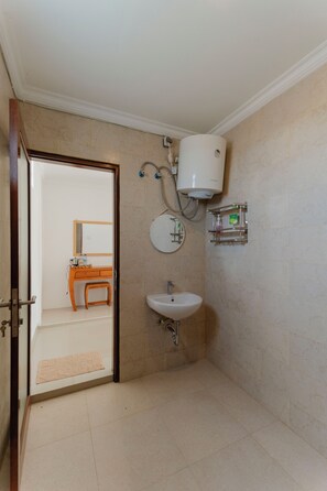 Kamar Double atau Twin Deluks, pemandangan kebun | Kamar mandi | Shower, perlengkapan mandi gratis, kloset, dan handuk
