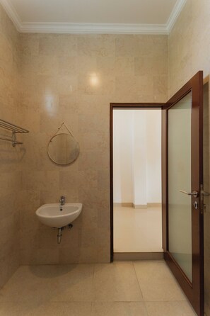 Deluxe Double Room | Bathroom | Shower, free toiletries, bidet, towels - Hotel Anyar Teges (Ubud)