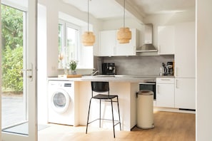 Jääkaappi, uuni, liesi, astianpesukone