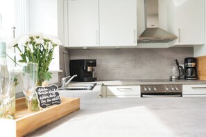 Jääkaappi, uuni, liesi, astianpesukone