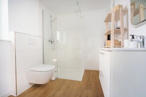 Shower, hair dryer, towels - La Cabane - Modern vacation home with Baltic Sea feeling (Laboe)