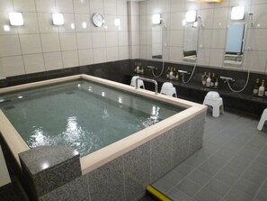 A rectangular pool with a tiled border, surrounded by a dark countertop and white stools. - Hotel Alpha-One Yonago (Yonago)