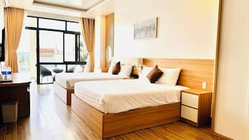 ห้องดีลักซ์สวีท, ระเบียง, วิวเมือง | 1 ห้องนอน, โต๊ะทำงาน, พื้นที่ทำงานแบบใช้แล็ปท็อป, ห้องเก็บเสียง