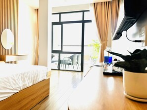 Family Apartment, Balcony, City View | 1 bilik tidur, meja, ruang kerja komputer riba, kalis bunyi 