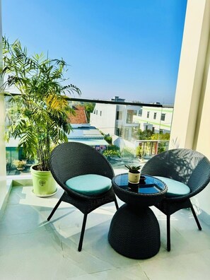 Deluxe Suite, Balcony, City View | Desk, laptop workspace, soundproofing, free WiFi